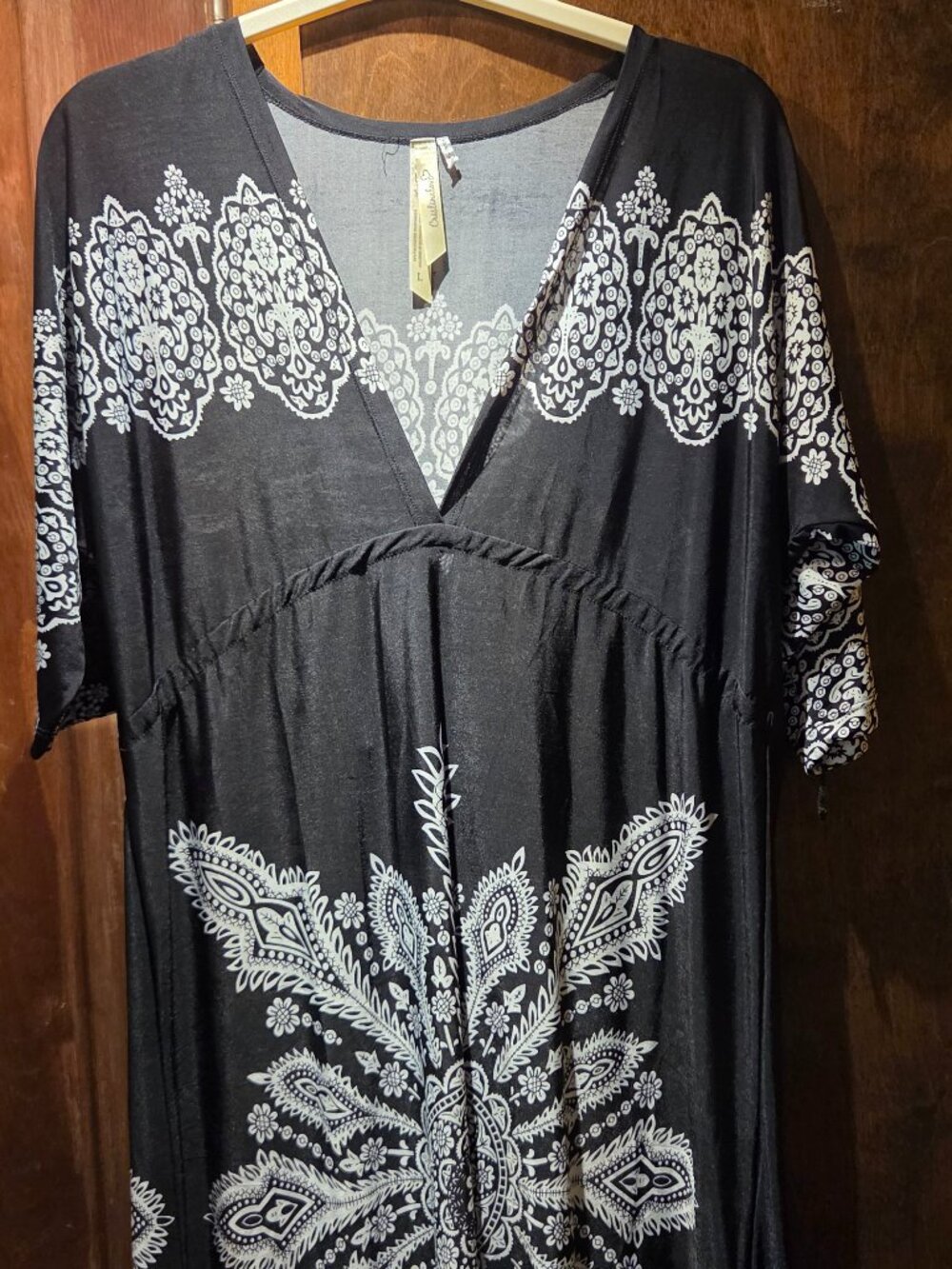 boho-style V-neck short-sleeve dress featuring a prominent white paisley and man
